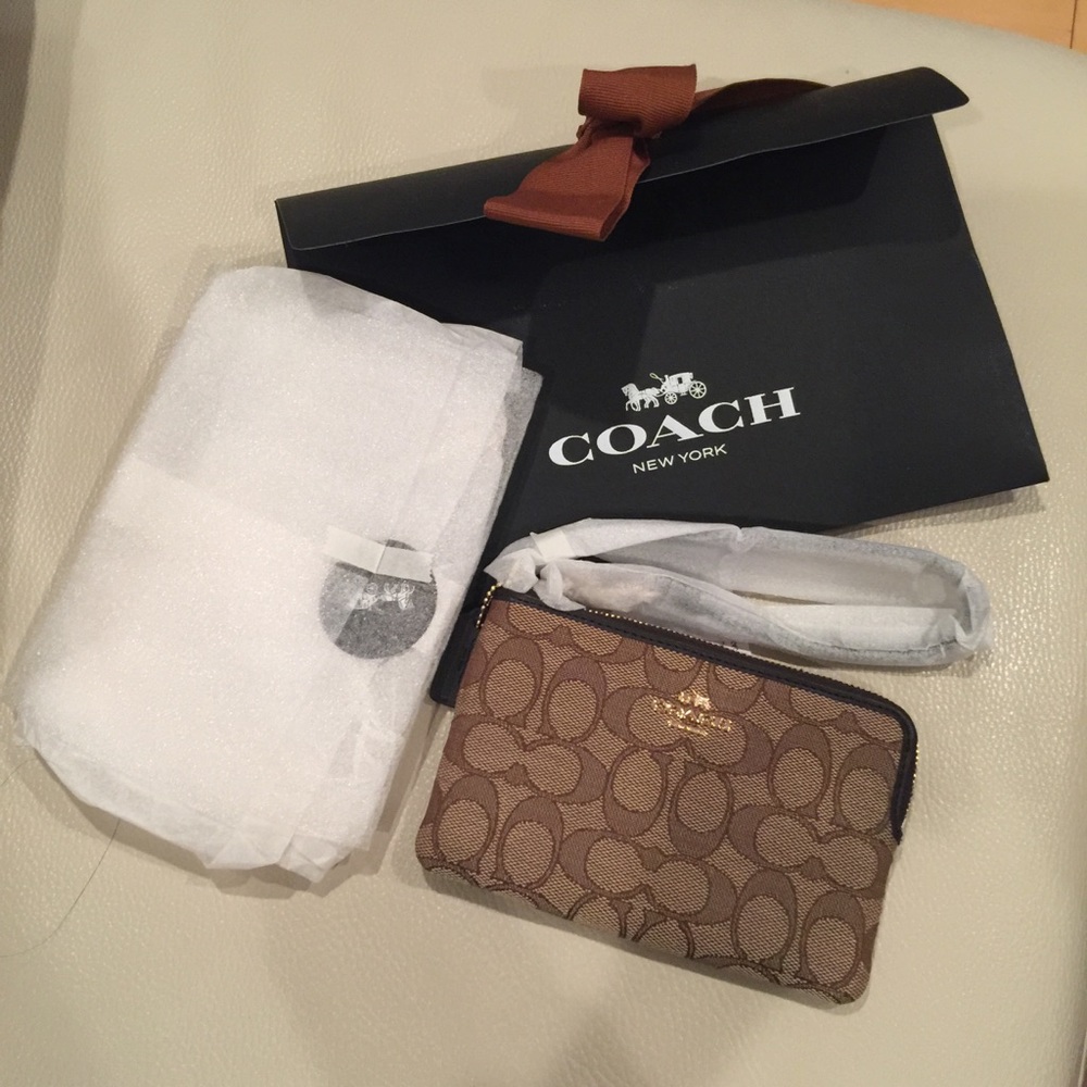 Coach corner zip wristlet in Signature Canvas wallet brand new in gift envelope